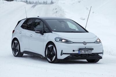Volkswagen ID.3, secondo facelift in arrivo: nuovo design, interni rivisti e batterie pi&ugrave; economiche (foto spia)