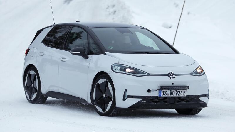 Volkswagen ID.3, secondo facelift in arrivo: nuovo design, interni rivisti e batterie pi&ugrave; economiche (foto spia)
