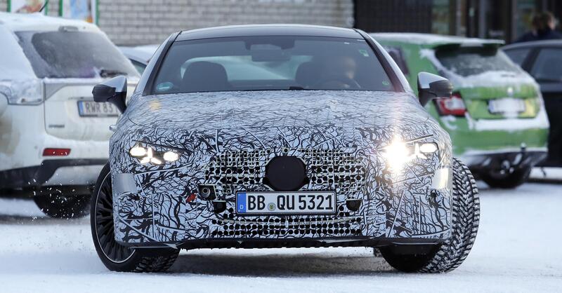 Mercedes CLE Coup&eacute; 2027: il facelift si mostra nei primi test su strada con nuovi fari a stella (foto spia)