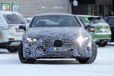 Mercedes CLE Coup&eacute; 2027: il facelift si mostra nei primi test su strada con nuovi fari a stella (foto spia)