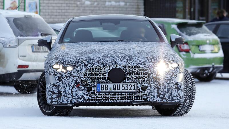 Mercedes CLE Coup&eacute; 2027: il facelift si mostra nei primi test su strada con nuovi fari a stella (foto spia)