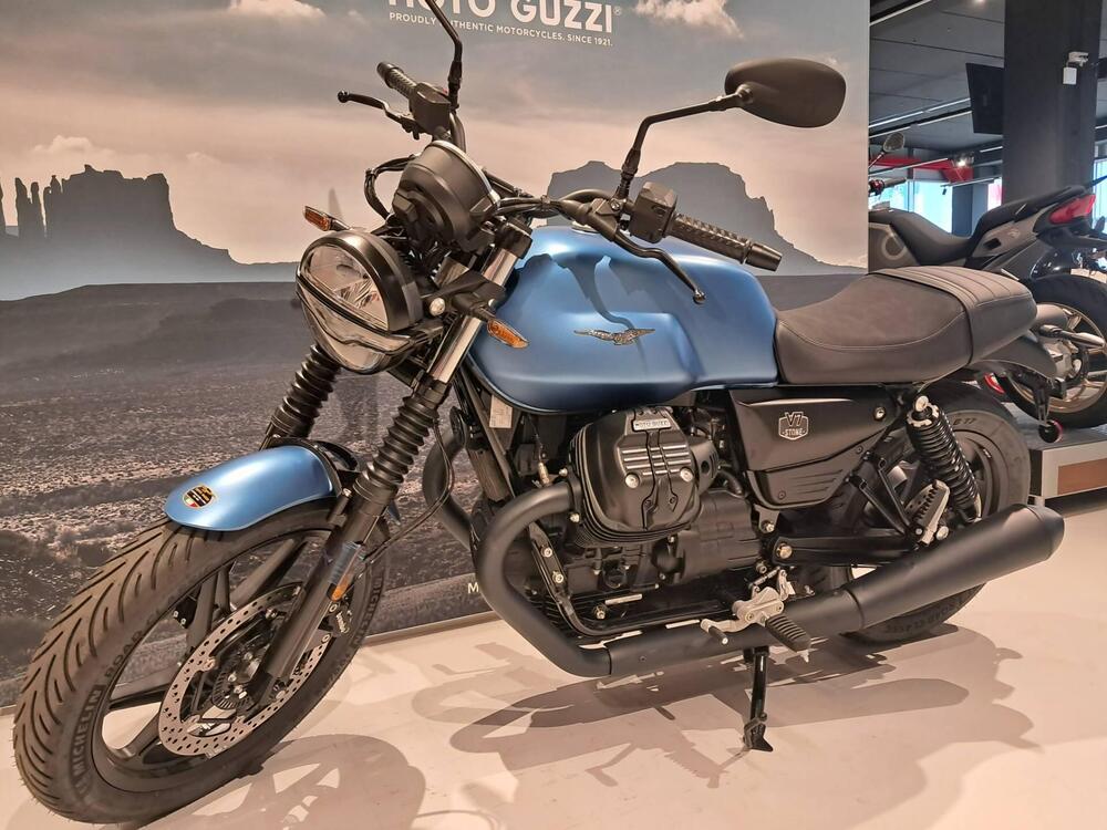 Moto Guzzi V7 Stone (2025 - 26) (2)