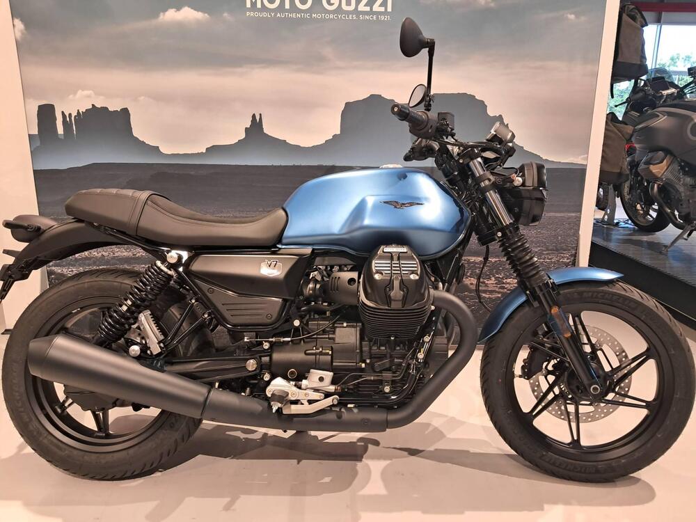 Moto Guzzi V7 Stone (2025 - 26) (4)