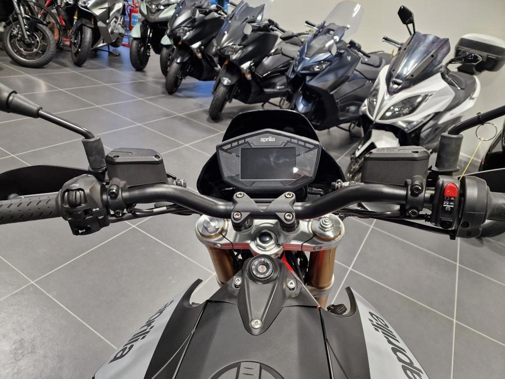 Aprilia Dorsoduro 900 (2017 - 20) (2)