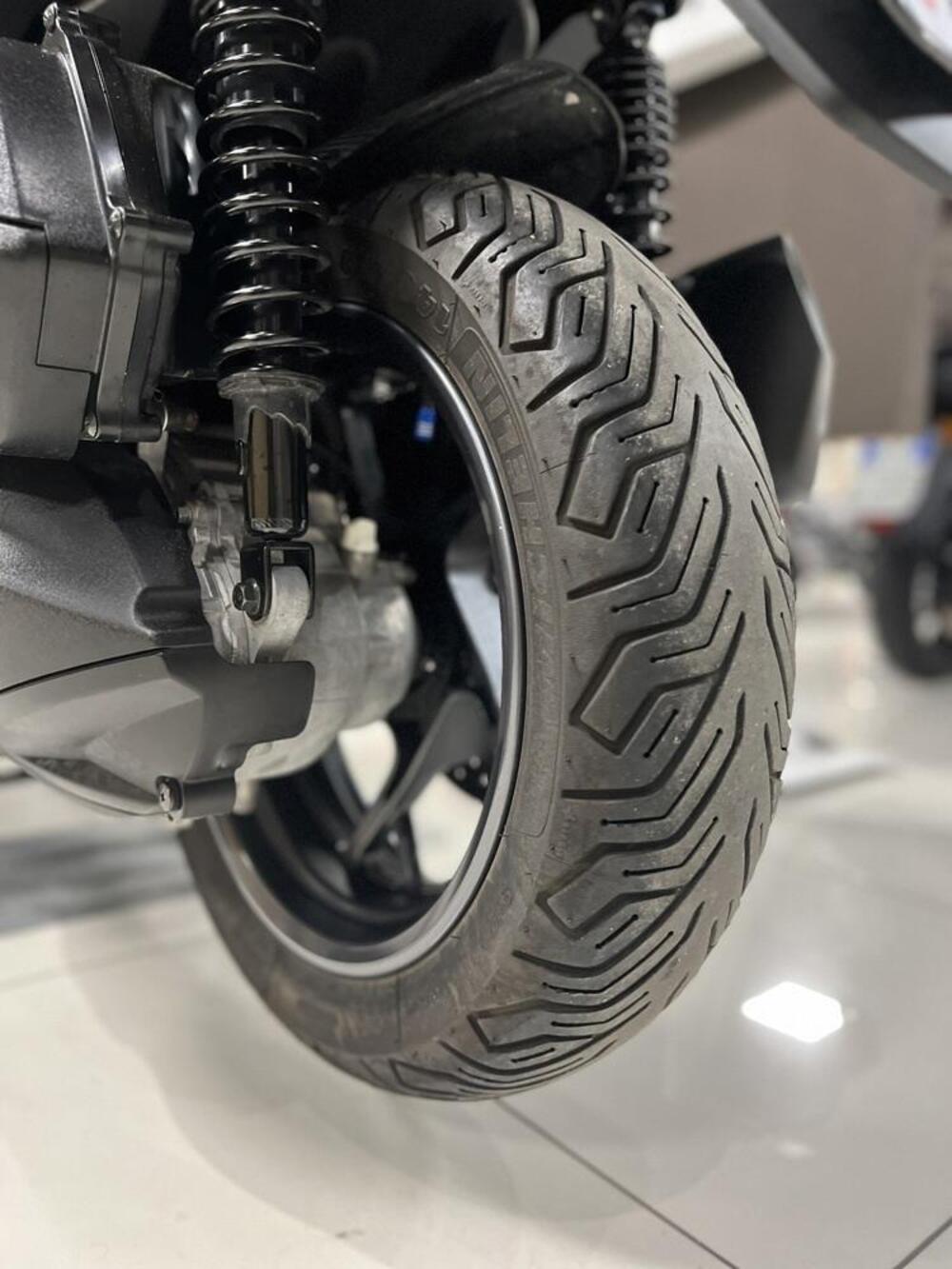 Yamaha X-Max 300 Tech Max (2021 - 24) (8)