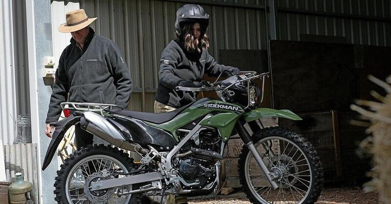 La moto che ti fa venire voglia di lavorare nei campi, la Kawasaki Stockman