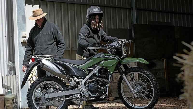La moto che ti fa venire voglia di lavorare nei campi, la Kawasaki Stockman