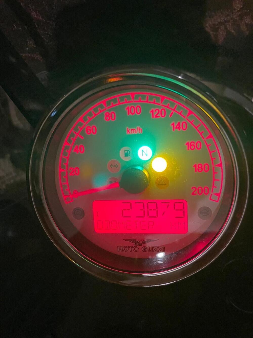 Moto Guzzi V9 Bobber (2016 - 18) (5)