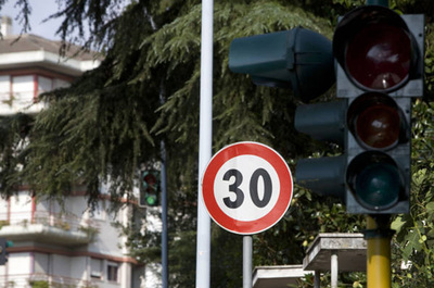 Zone a 30 km/h, il Tar annulla la delibera: a Bologna esplode la battaglia politica