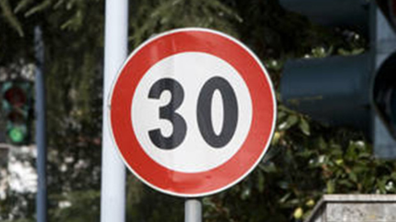 Zone a 30 km/h, il Tar annulla la delibera: a Bologna esplode la battaglia politica