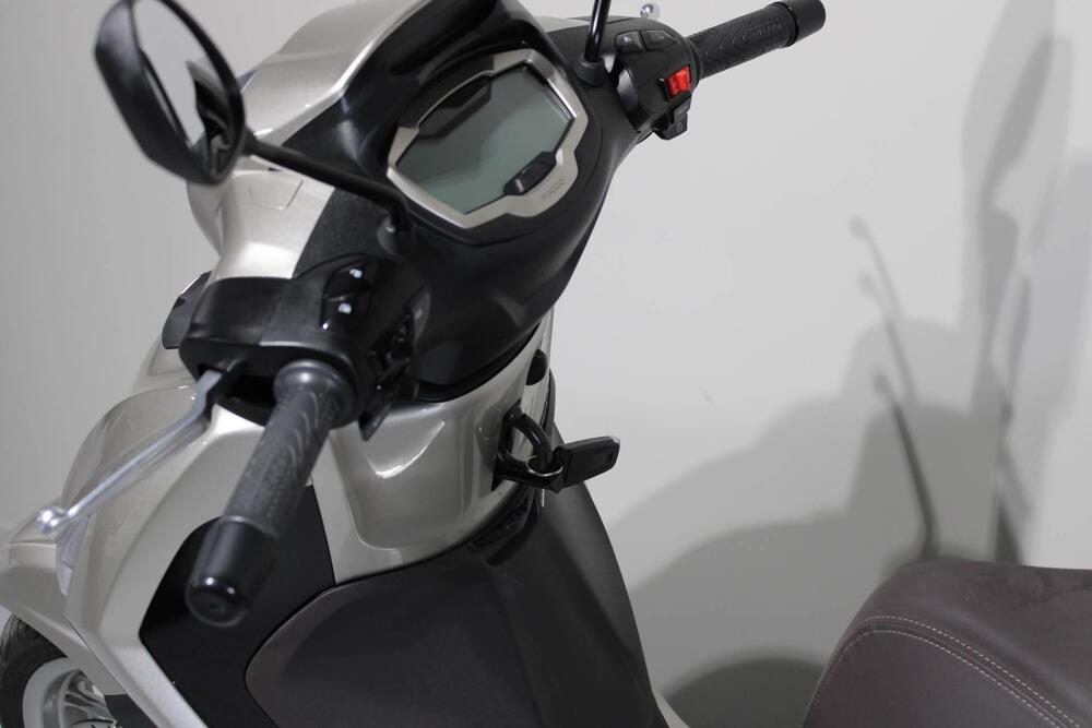 Piaggio Beverly 300 Hpe (2021) (5)