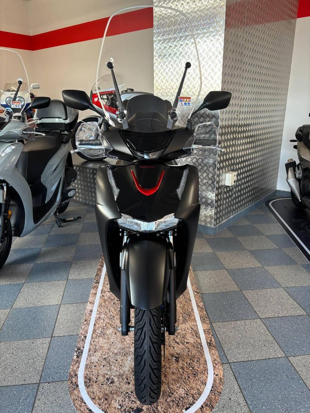 Honda SH 150 Sport (2026) (2)