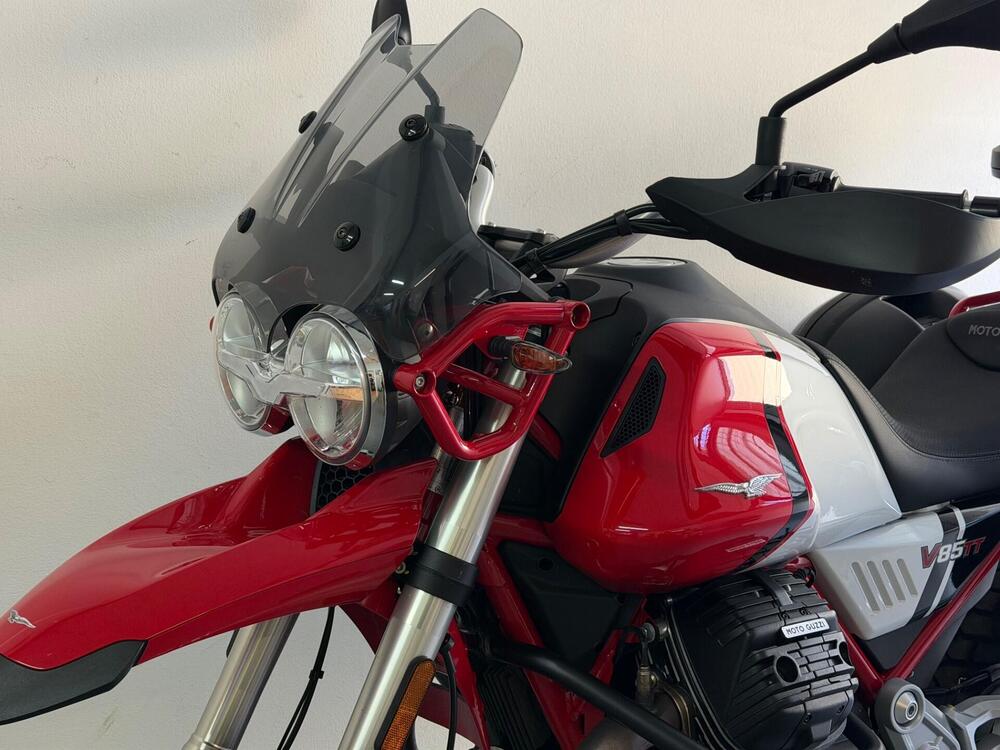 Moto Guzzi V85 TT Evocative Graphics (2021 - 23) (4)