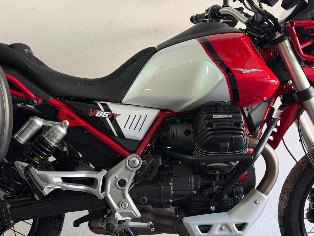 Moto Guzzi V85 TT Evocative Graphics (2021 - 23) (7)