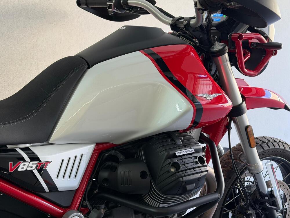 Moto Guzzi V85 TT Evocative Graphics (2021 - 23) (8)