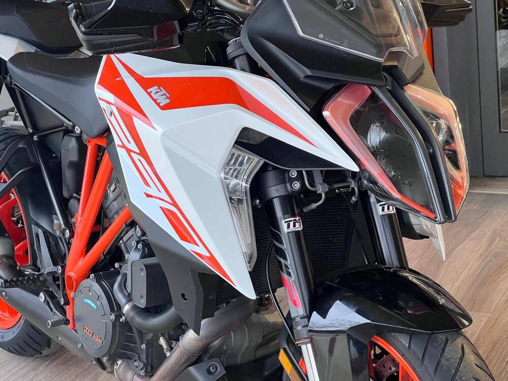 KTM 1290 Super Duke GT (2021) (3)