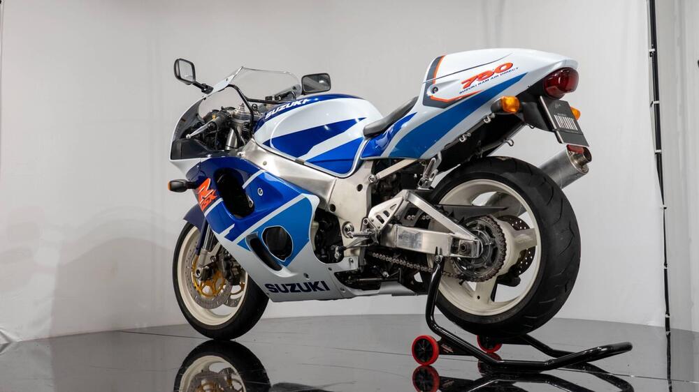 Suzuki GSX-R 750 SRAD (9)