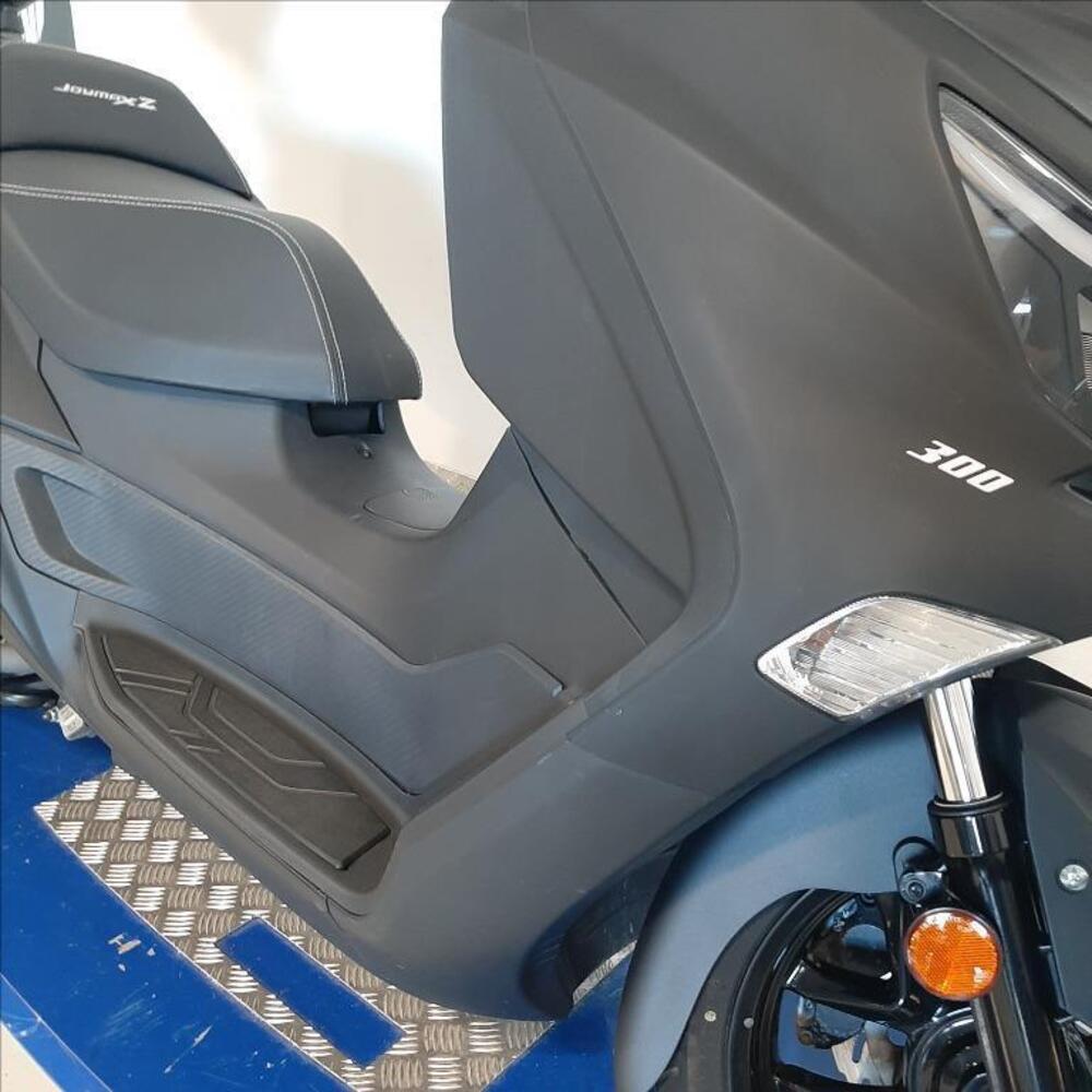 Sym Joymax 300 Z+ (2021 - 24) (10)