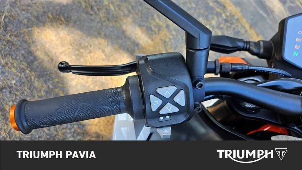 KTM 890 Duke R (2021) (28)