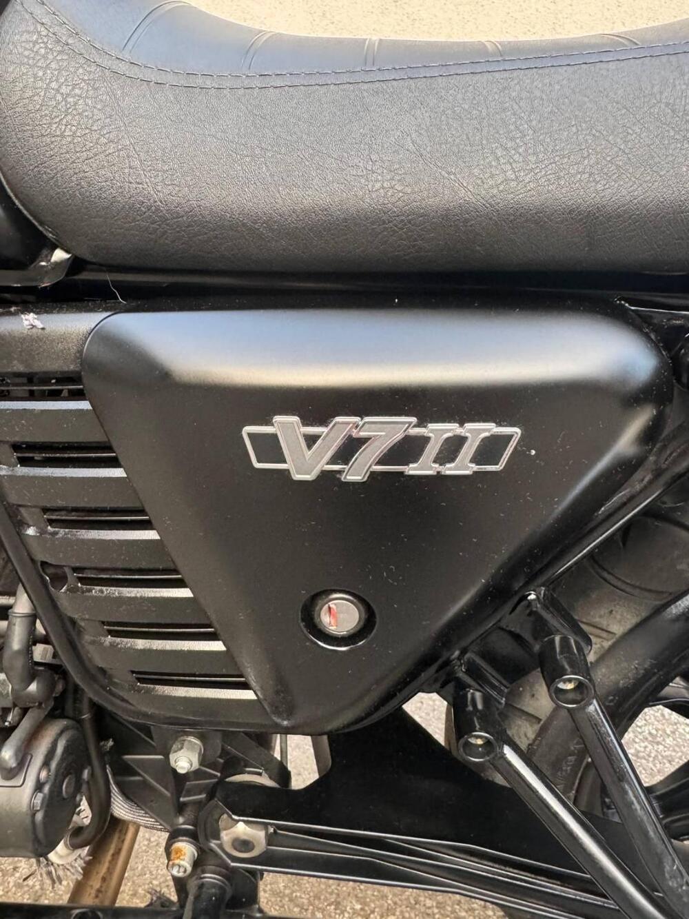 Moto Guzzi V7 II Stone (2015 - 17) (3)