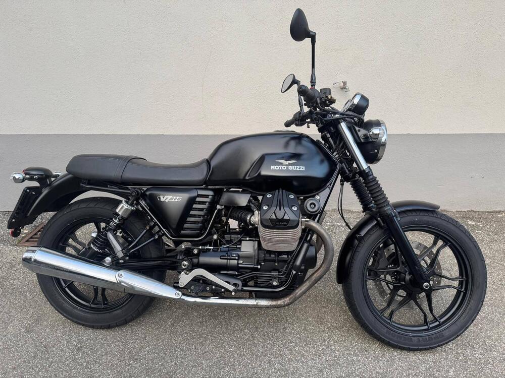Moto Guzzi V7 II Stone (2015 - 17) (10)