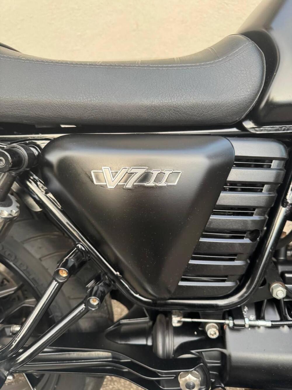 Moto Guzzi V7 II Stone (2015 - 17) (13)