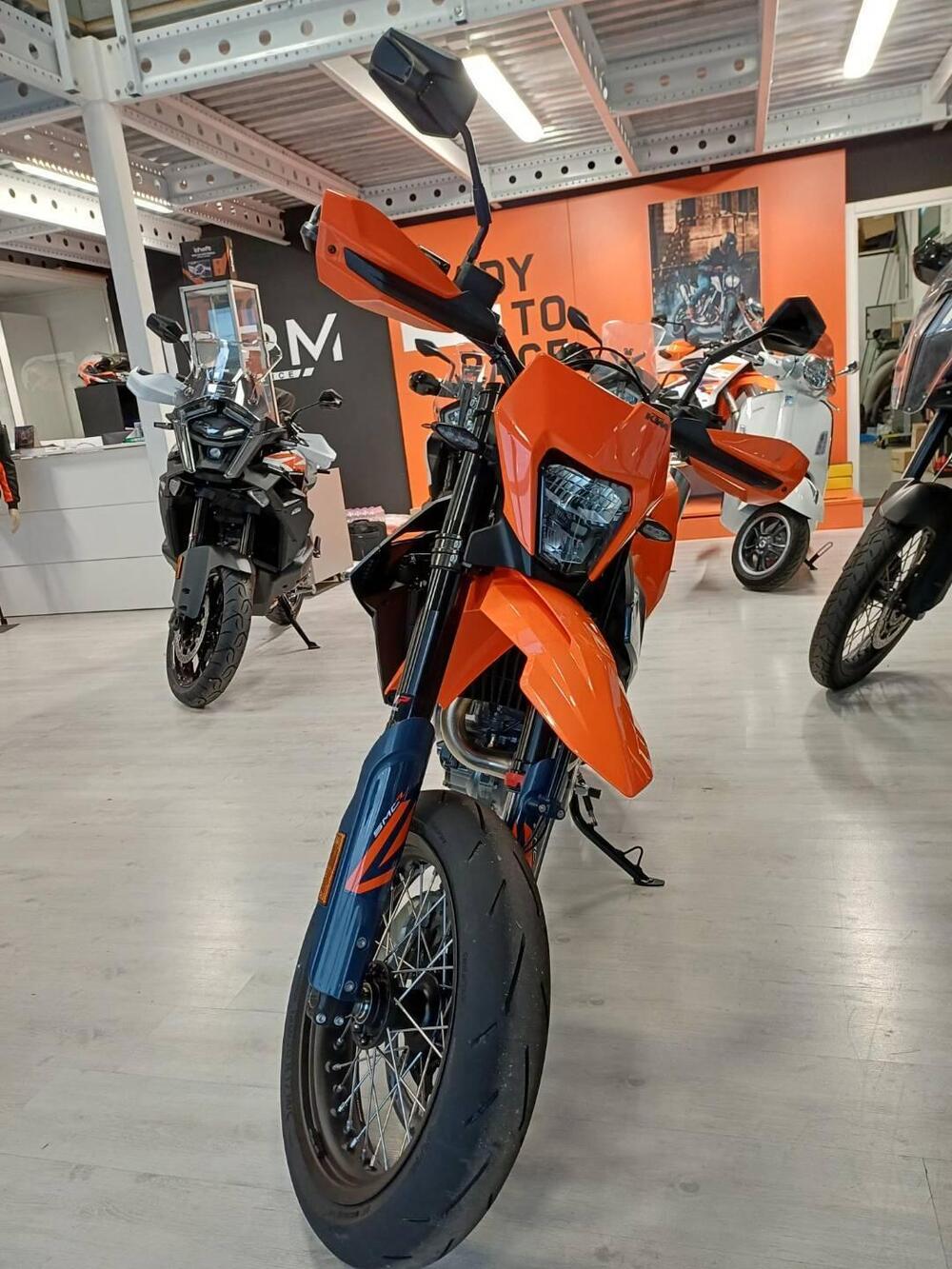 KTM 690 SMC R (2026) (2)