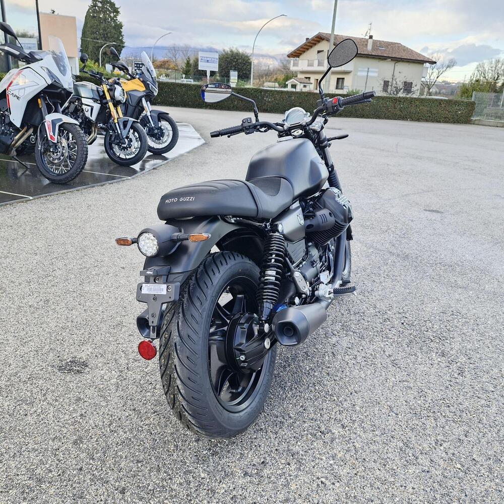 Moto Guzzi V7 Stone (2025 - 26) (7)