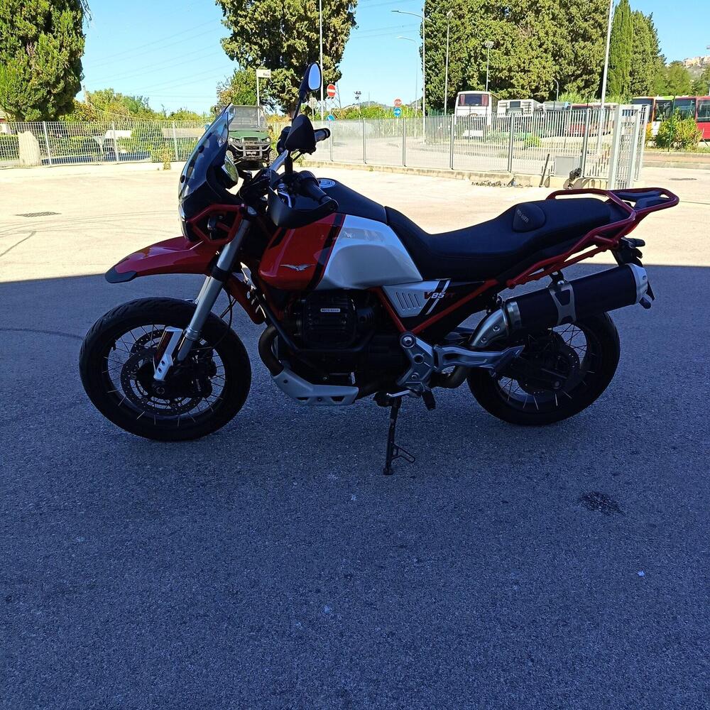 Moto Guzzi V85 TT Evocative Graphics (2021 - 23) (5)