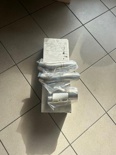 Raccordo in acciaio inox centrale per R1 2004-2006 Arrow