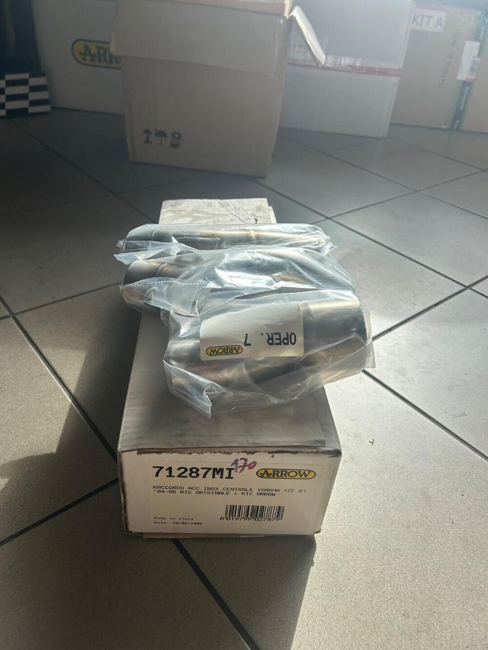 Raccordo in acciaio inox centrale per R1 2004-2006 Arrow (2)