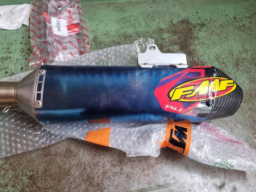 Scarico titanio blu con fondello carbonio FMF Racing (3)