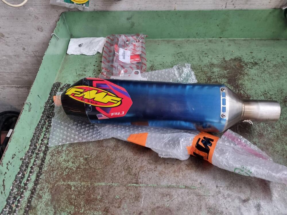 Scarico titanio blu con fondello carbonio FMF Racing (5)