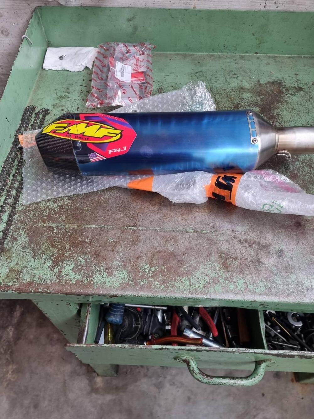 Scarico titanio blu con fondello carbonio FMF Racing (6)