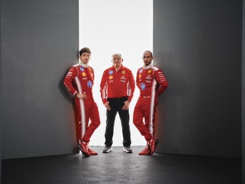 Charles Leclerc, Fred Vasseur e Lewis Hamilton per la presentazione della nuova Ferrari SF-26