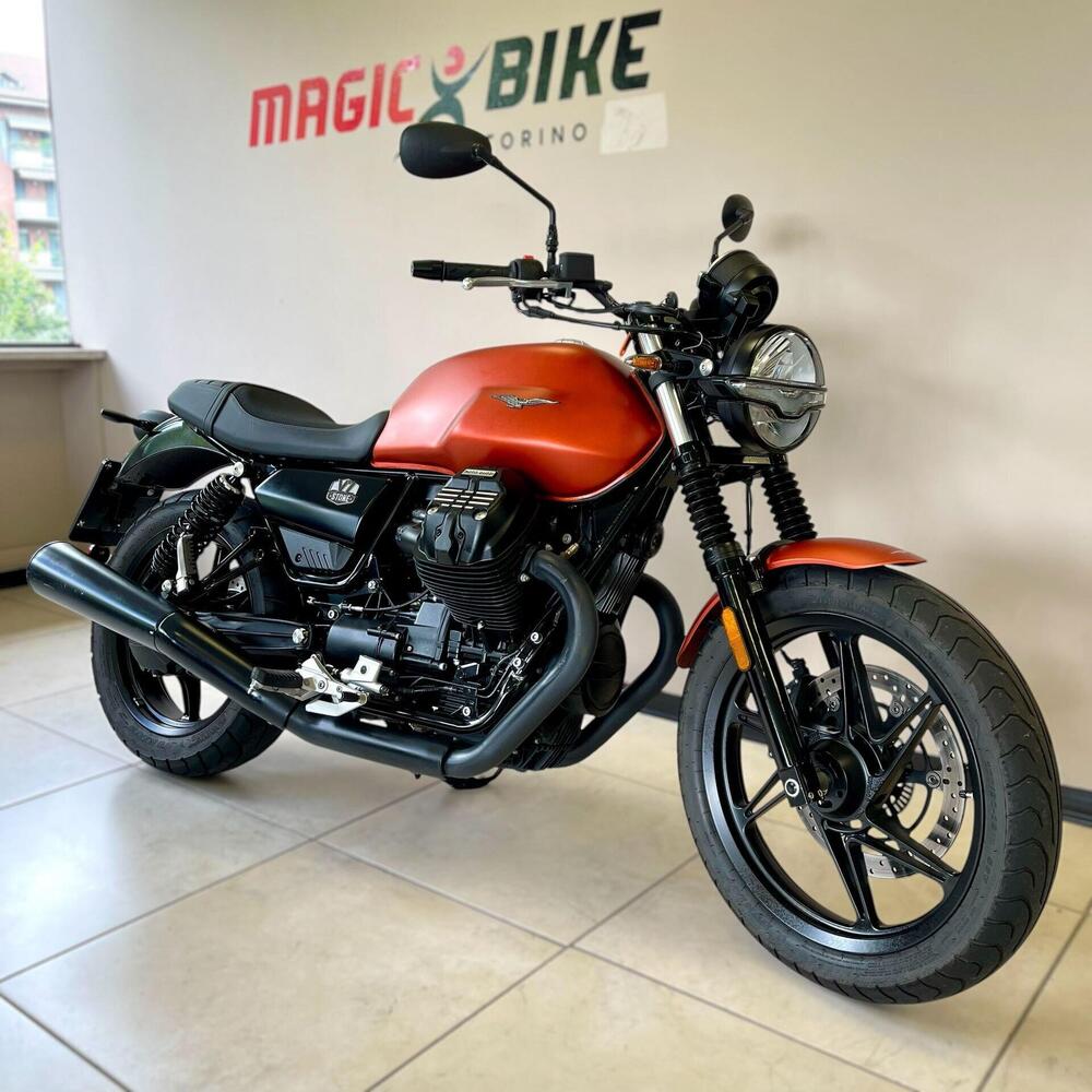 Moto Guzzi V7 Stone (2021 - 24)