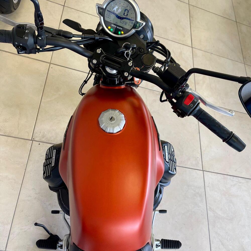 Moto Guzzi V7 Stone (2021 - 24) (3)