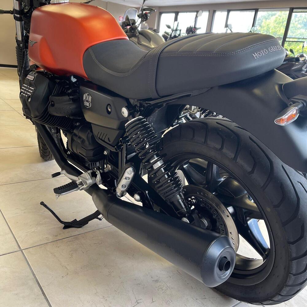 Moto Guzzi V7 Stone (2021 - 24) (8)
