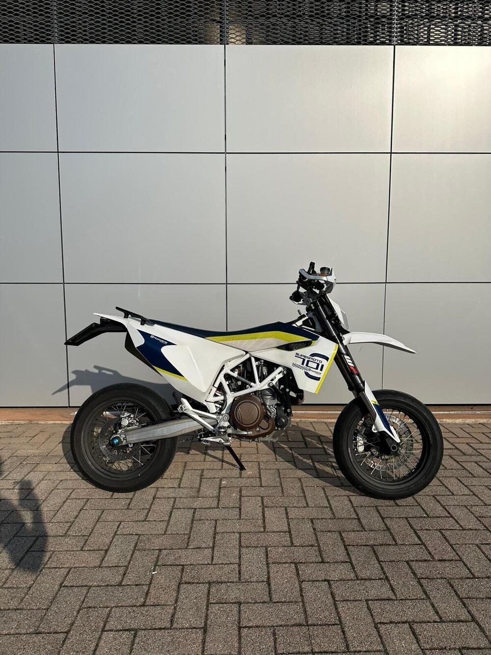 Husqvarna 701 Supermoto (2017 - 19) (4)