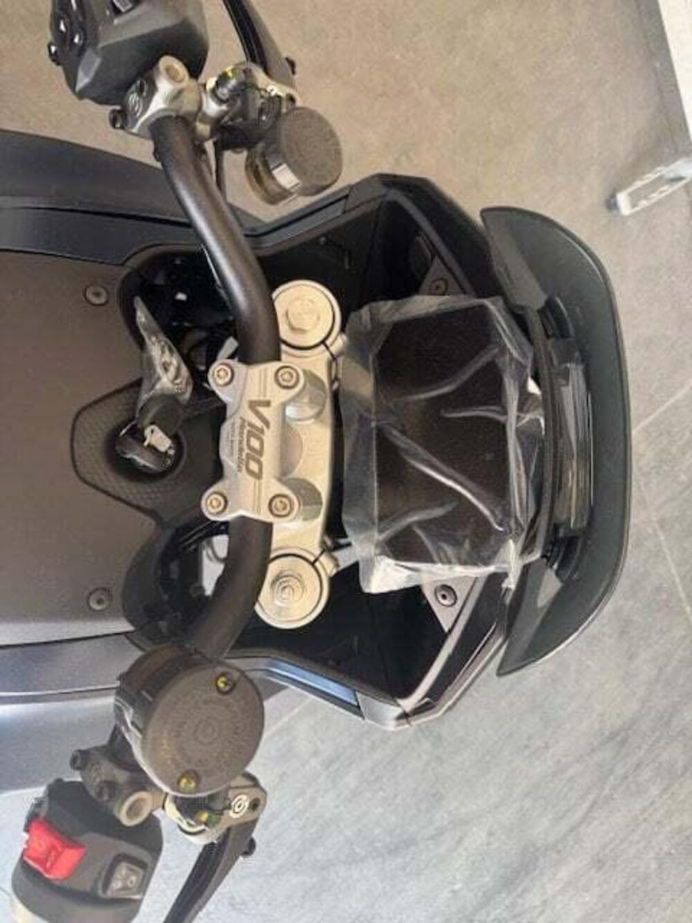 Moto Guzzi V100 Mandello (2025 - 26) (4)