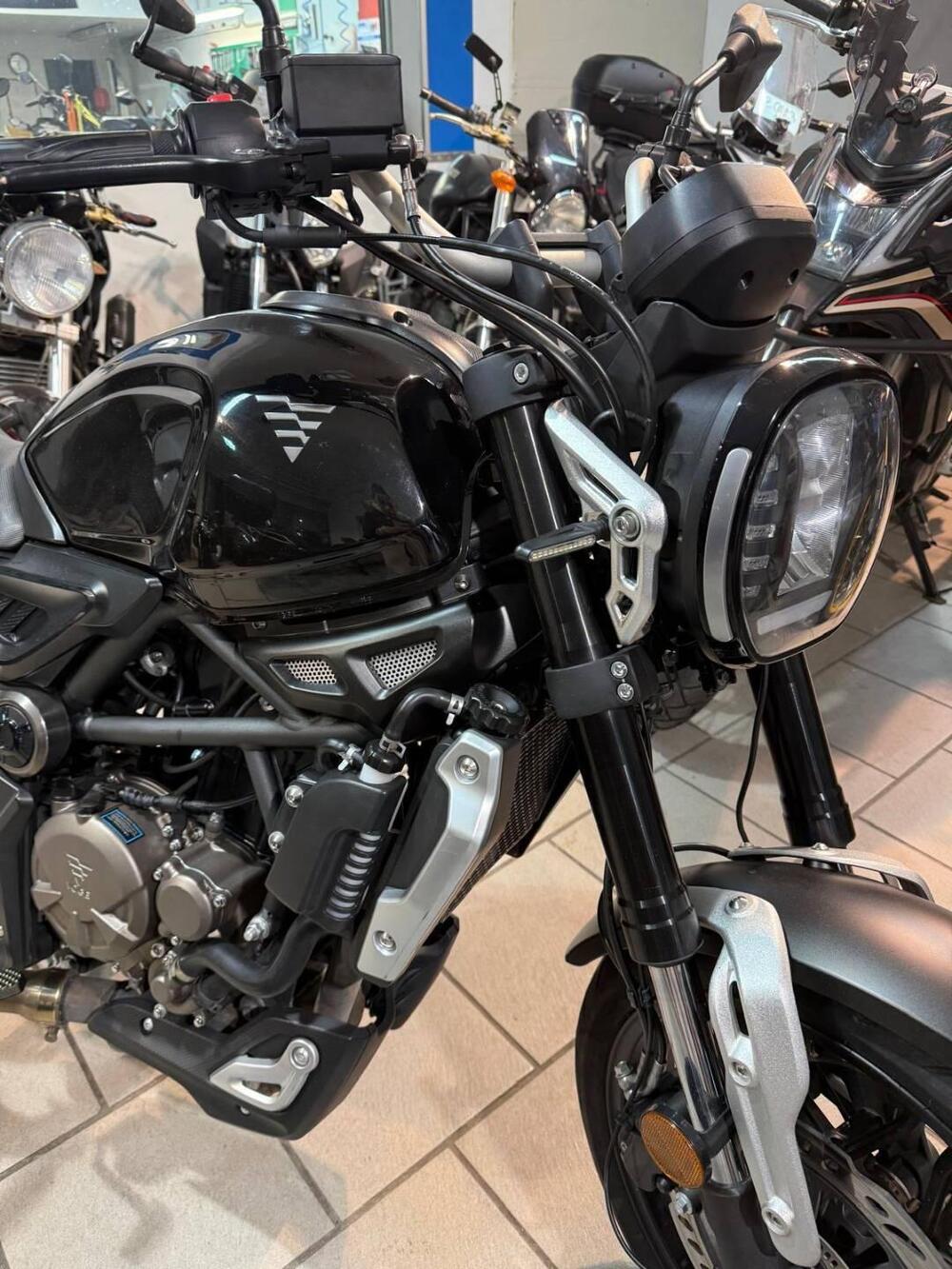 Voge Trofeo 300AC (2021 - 26) (2)