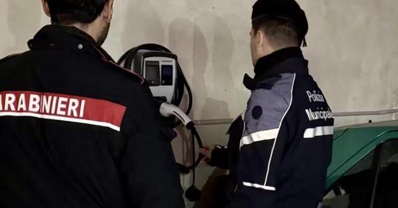 Auto elettriche ricaricate gratis in un parcheggio a pagamento, ma l&rsquo;elettricit&agrave; &egrave; rubata