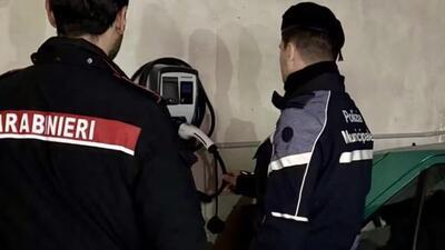 Auto elettriche ricaricate gratis in un parcheggio a pagamento, ma l&rsquo;elettricit&agrave; &egrave; rubata
