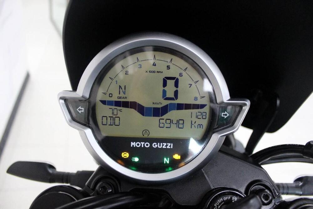 Moto Guzzi V7 Stone (2021 - 24) (6)