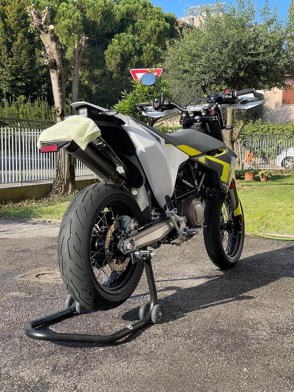 Husqvarna 701 Supermoto (2020) (2)