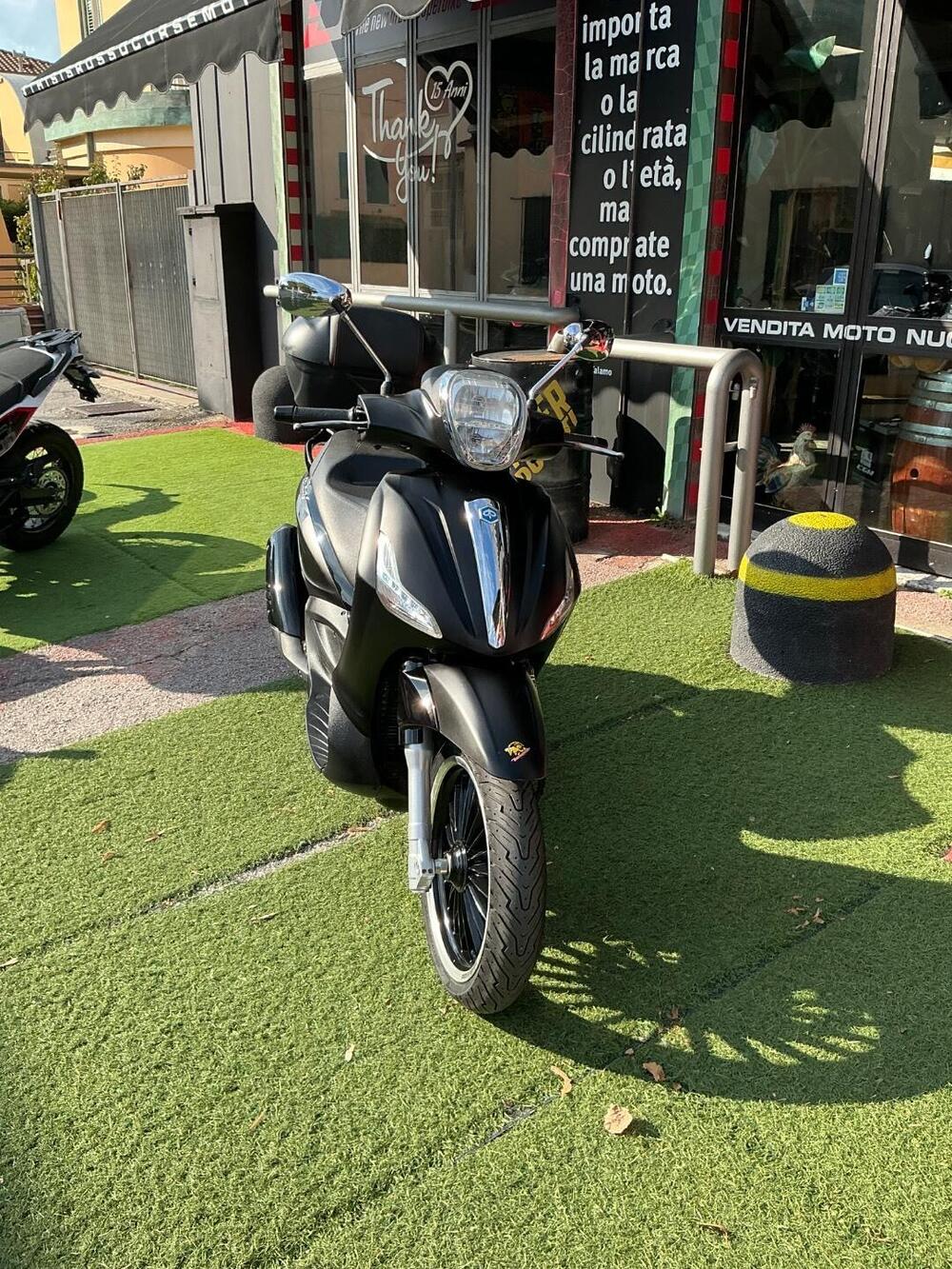 Piaggio Beverly 300 i.e. Police ABS-ASR (2017 - 20) (6)