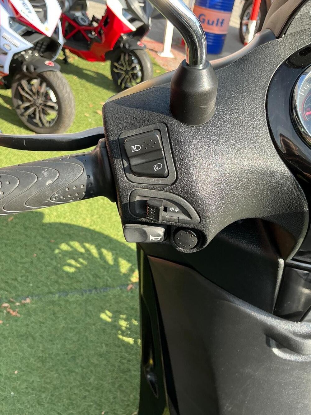 Piaggio Beverly 300 i.e. Police ABS-ASR (2017 - 20) (14)