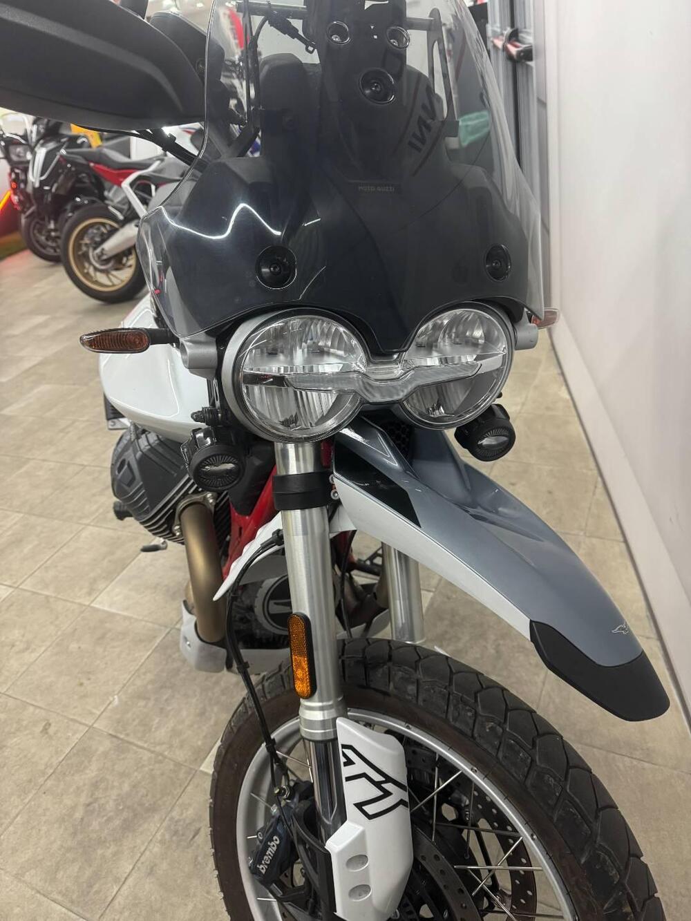 Moto Guzzi V85 TT Evocative Graphics (2021 - 23) (2)