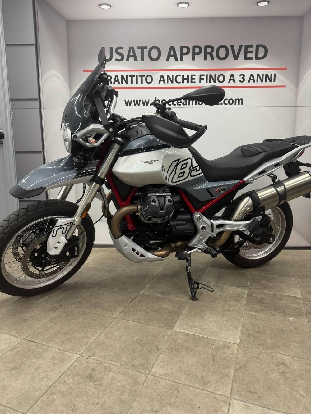 Moto Guzzi V85 TT Evocative Graphics (2021 - 23) (3)