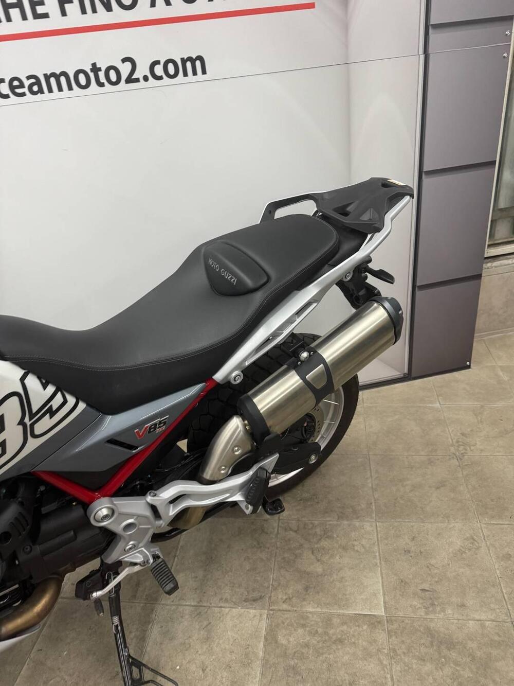 Moto Guzzi V85 TT Evocative Graphics (2021 - 23) (4)